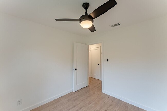 Building Photo - Incredible Windsor Park location right in the heart of Austin!