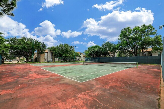 Building Photo - 880 Tully St