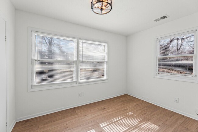 Building Photo - New Renovated Two Bed One Bath Home!!!