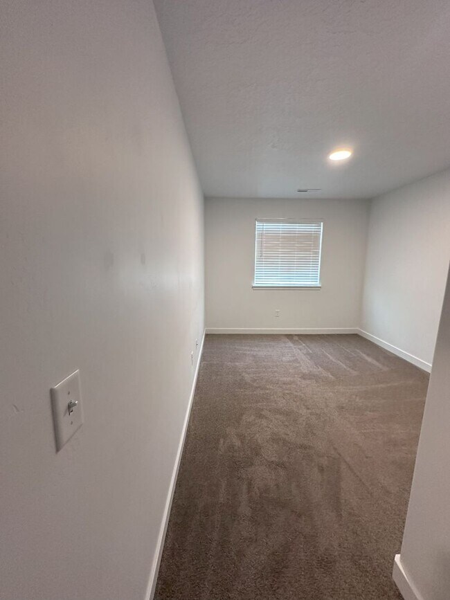 Building Photo - BEAUTIFUL 3-BEDROOM 2.5 BATH TOWNHOME FOR RENT