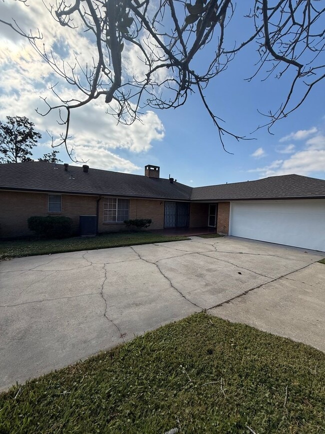 Building Photo - 4 Bed 2.5 Bath House