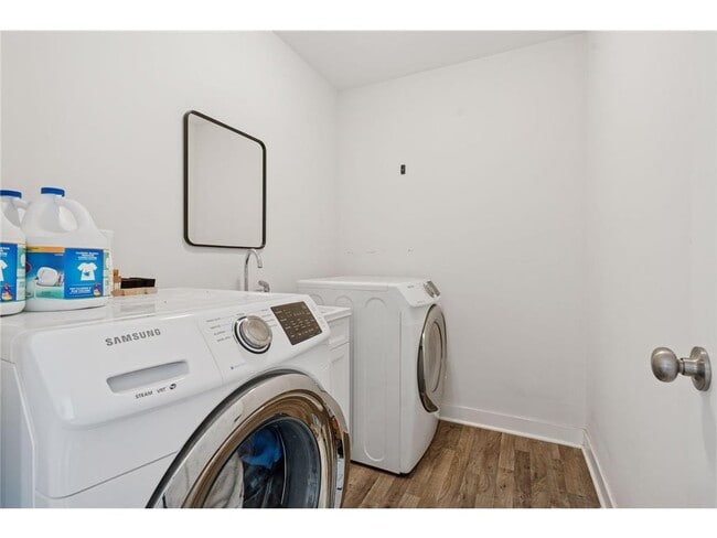 Building Photo - 2084 Reaney Ave E