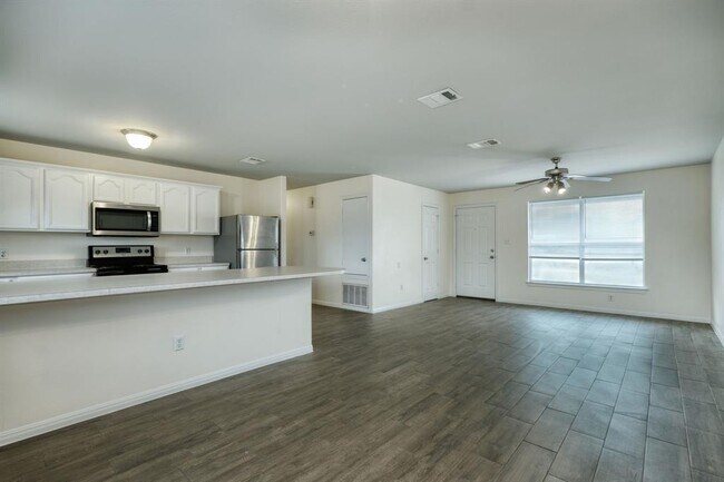 Building Photo - 640 Fallen Oak Dr