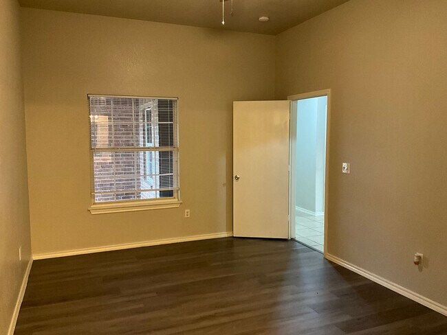 Building Photo - 10220 Lilac Ln