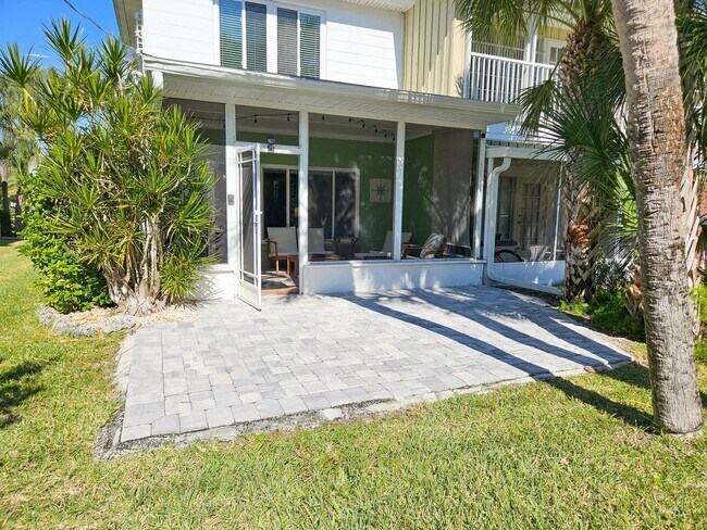 Building Photo - Seasonal Short-Term Venice Island Townhouse Steps from Venice Beach!