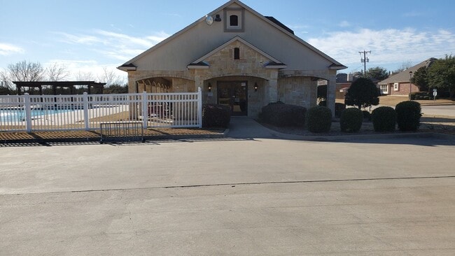Building Photo - 1621 Colonial Dr