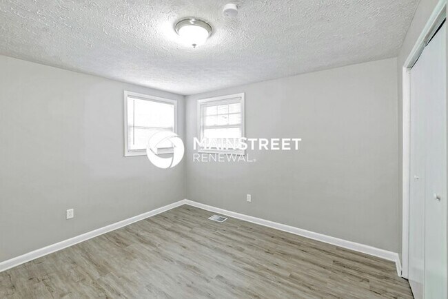 Building Photo - 3 Bedroom Pet-Friendly Home in Louisville, KY with Main Street Renewal