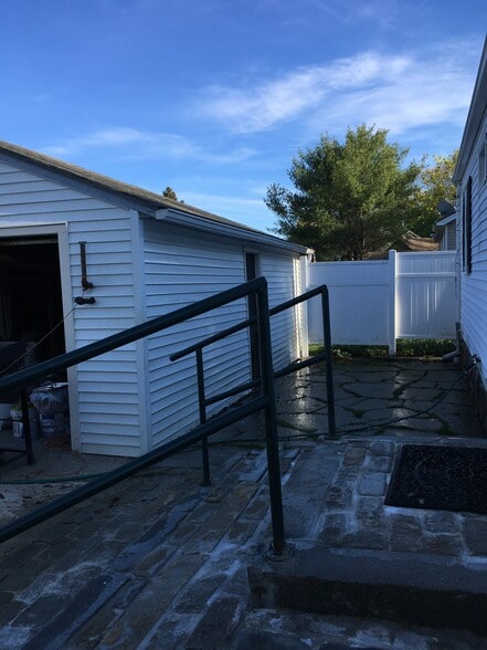 Building Photo - 11 Adams Ct