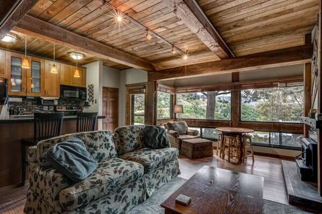 Building Photo - Furnished Studio with Amazing Views!