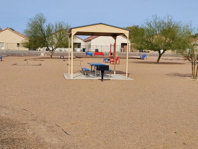 Building Photo - Beautiful 3/2 bath home located in Chaparral Terrace gated community.
