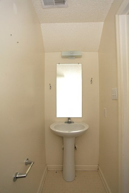 Building Photo - Close to area splash pad and parks