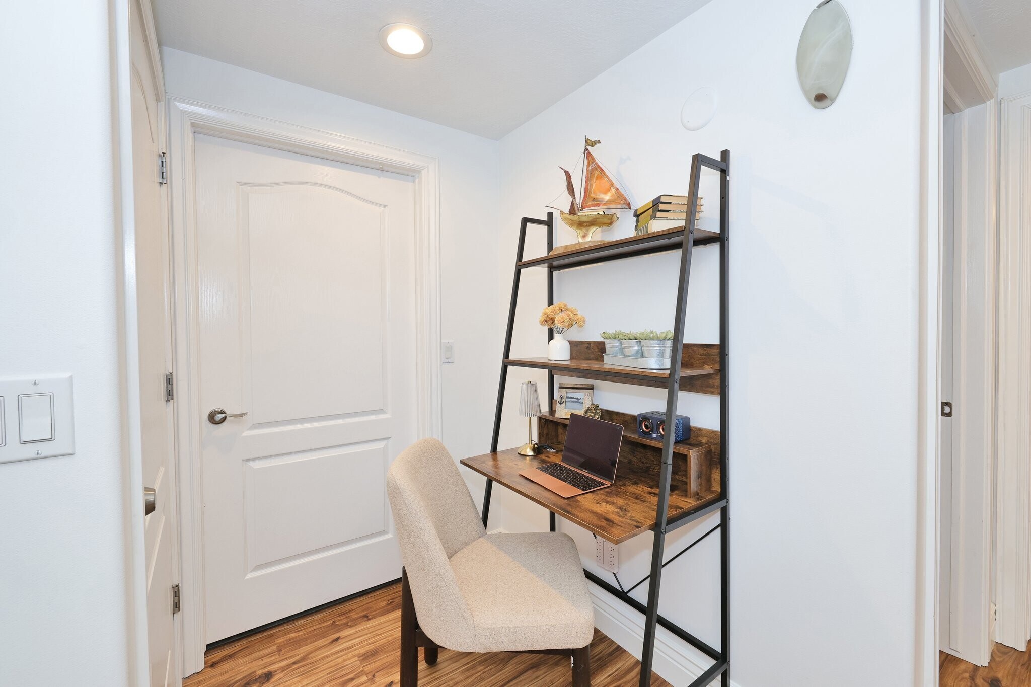 Building Photo - 995 Mobina Ct