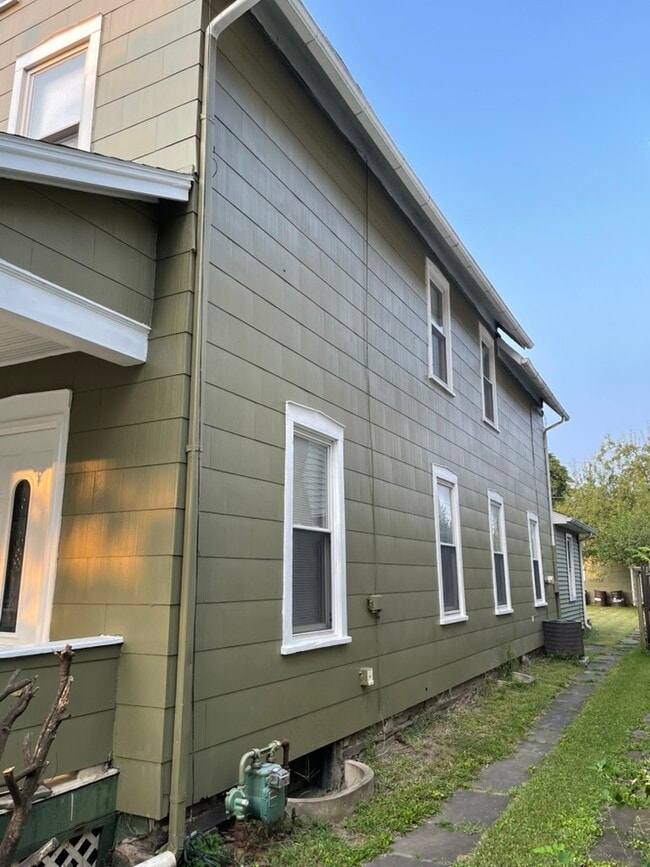 Building Photo - 524 7th Ave