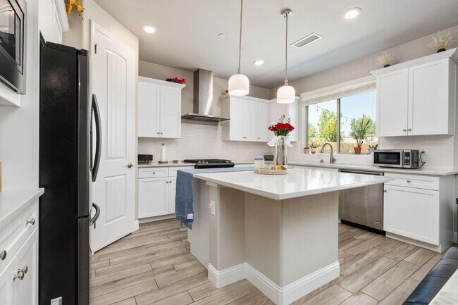 Building Photo - Copper River Canvas on the Bluffs! 4B/3BA ...