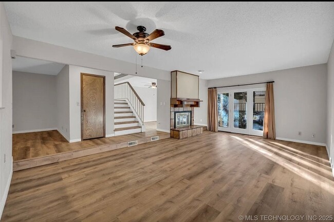 Building Photo - Gorgeous Condo in The Gated Community of The Timbers!