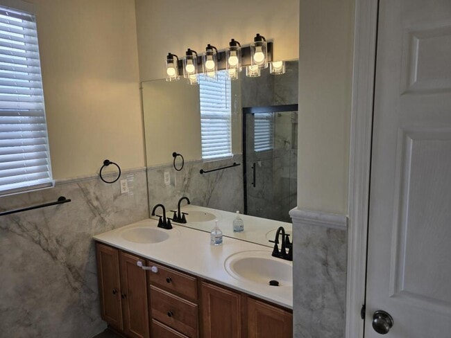 Building Photo - 4909 NE 78th St