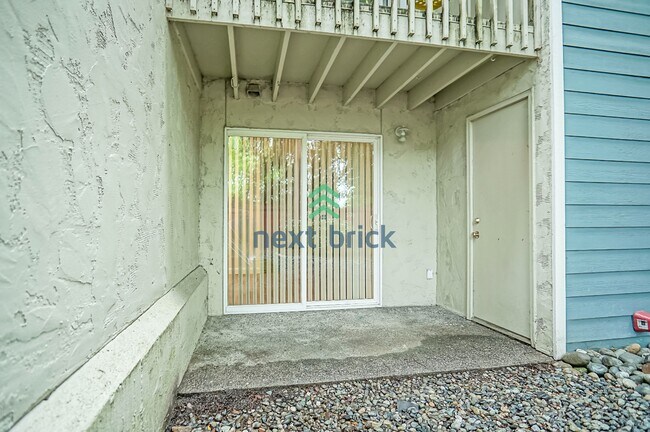 Building Photo - Charming 2 Bedroom 1 Bathroom Condo!