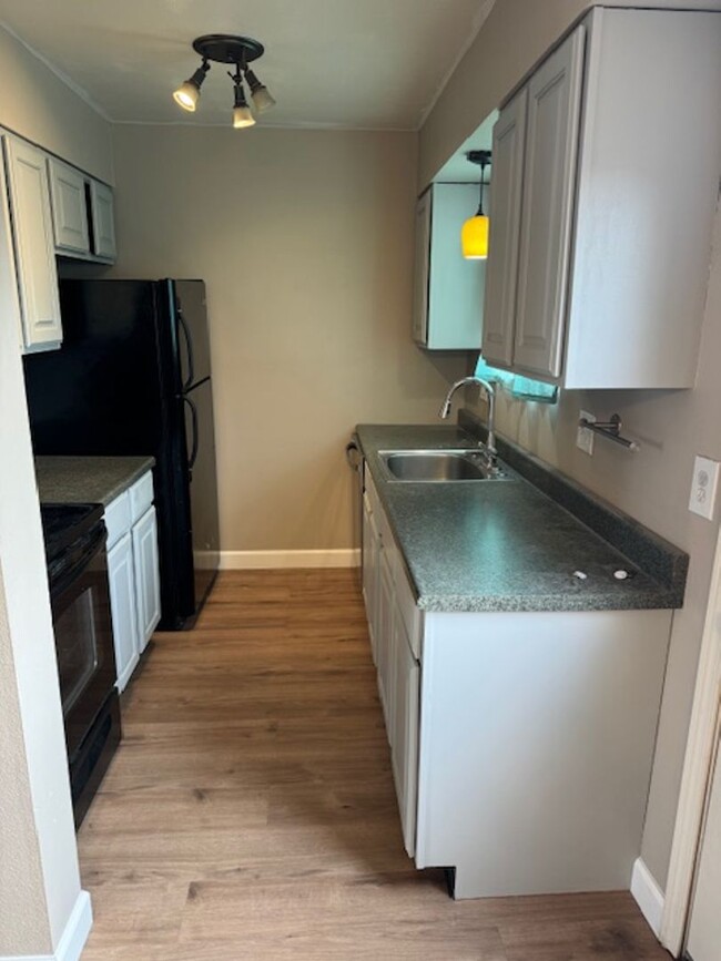 Building Photo - Cozy Pikes Peak Panorama 3BD/1.5BA Split-L...