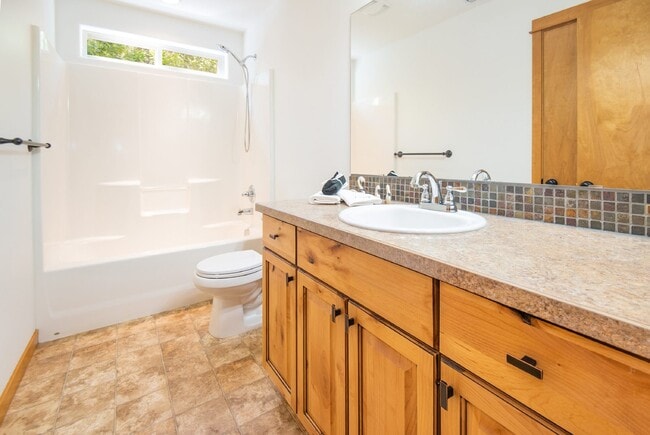 Building Photo - 3/2.5 home in SE Bend close to shopping an...