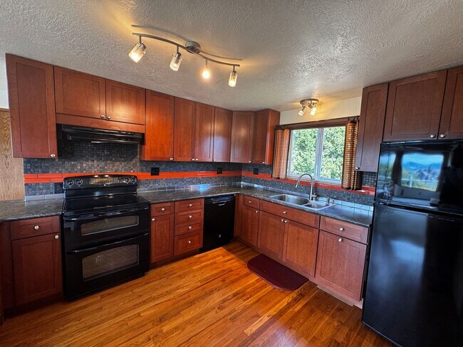 Building Photo - 2 Bedroom + Bonus Room + Loft Hansville Ho...