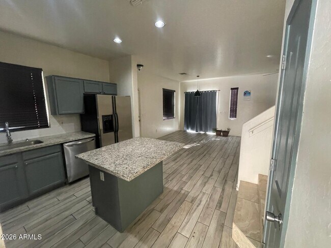 Building Photo - 1332 E Dunbar Dr