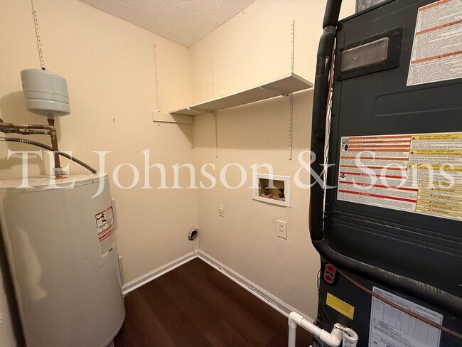 Building Photo - 1506 Oakshire-Water Included