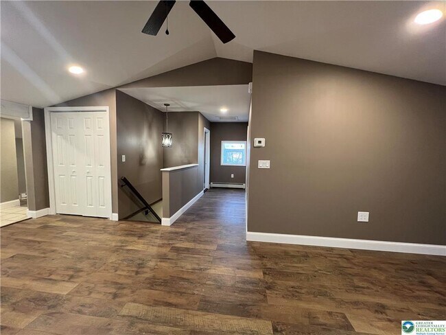 Building Photo - 3790 Redbud Dr