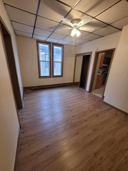 living room - connected to entrance, bedrooms, and kitchen - 406 N 2nd St