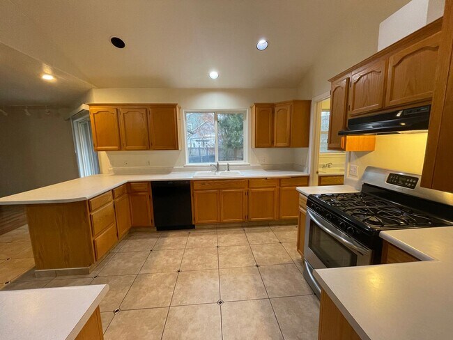 Building Photo - East Medford 3 Bedroom 2 Bathroom w/Large 2 car garage - Single Level