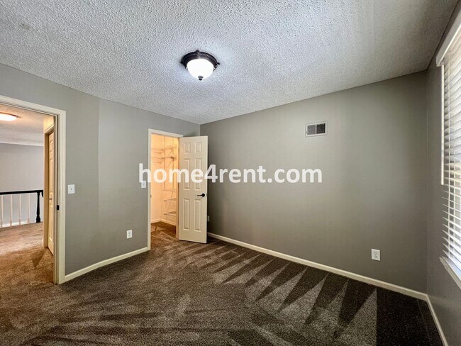 Building Photo - Maintenance Free Living w/ Hardwood Floors, Open Layout, Granite Counters, Finished Basement!