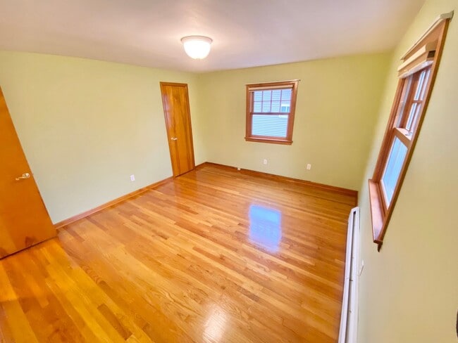 Building Photo - 4 Bedroom Home in Burlington VT Available NOW!