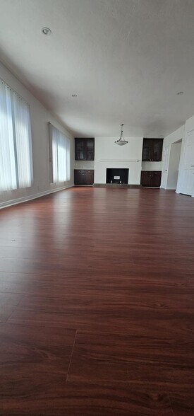 Building Photo - 1105 S Barrington Ave