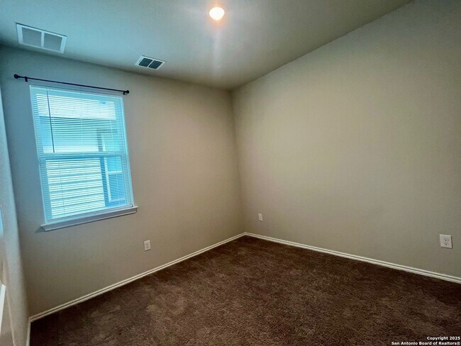 Building Photo - 3/2 Single Story Conveniently Located to B...