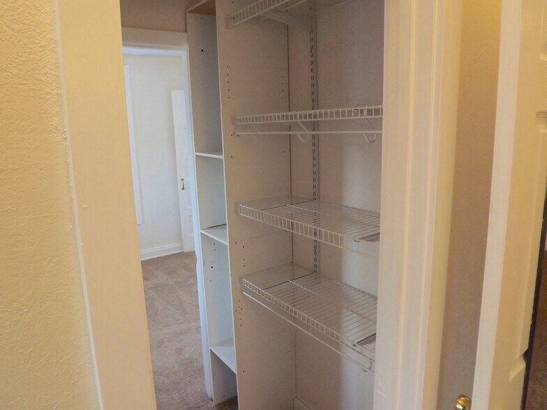 Building Photo - 115 N Park St