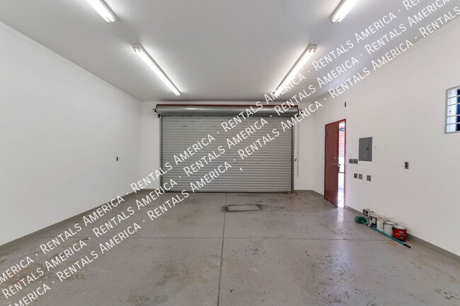Building Photo - 7002 E Kirkland Dr