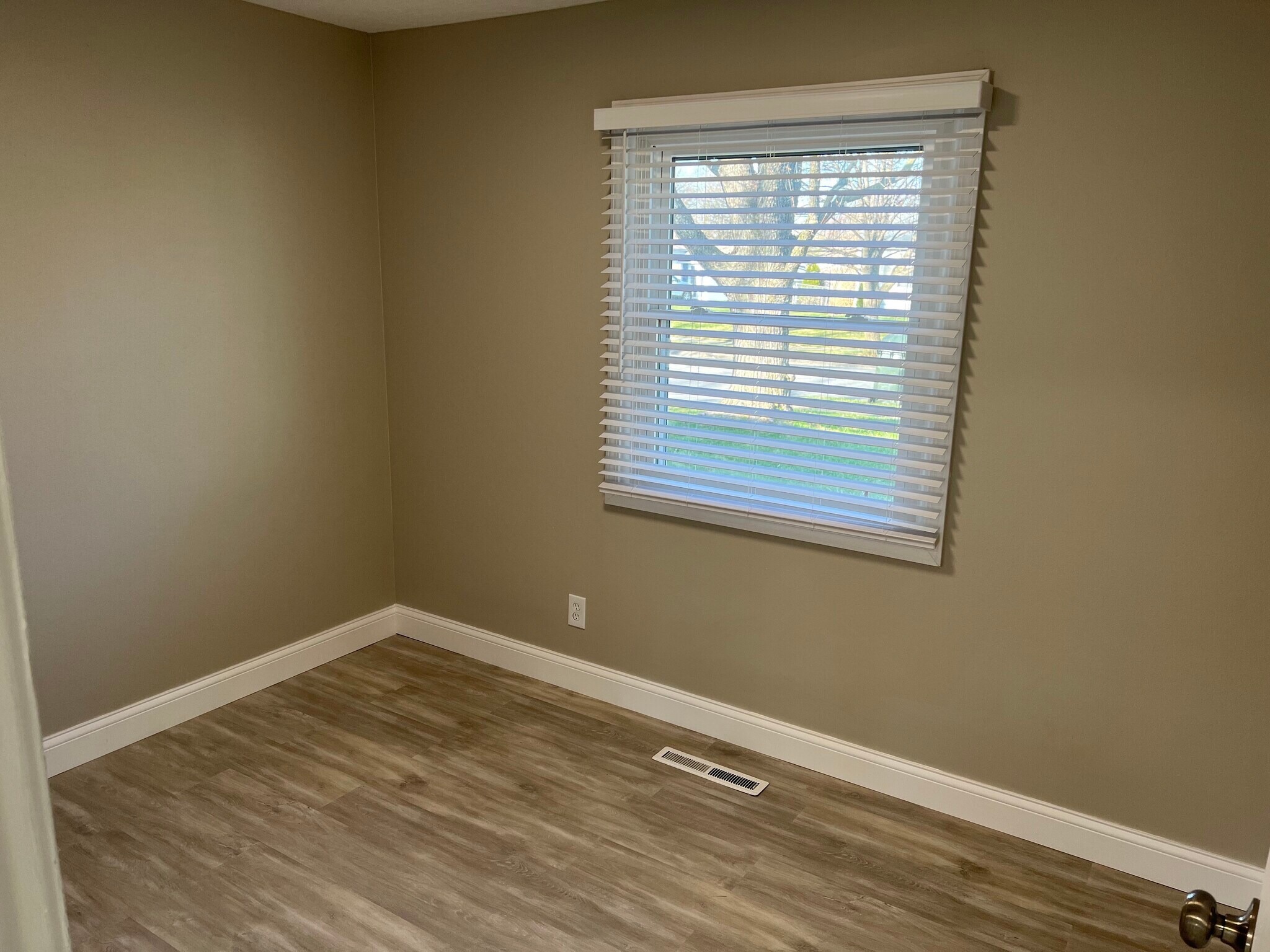 Front Bedroom 3 - 4571 Moraine Ave