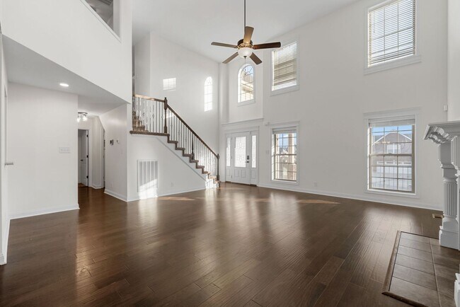 Building Photo - Pet Friendly Four Bedroom with Bonus!