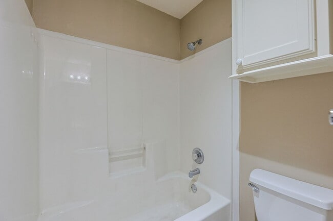 Building Photo - Don't miss this 2 Bedroom Duplex