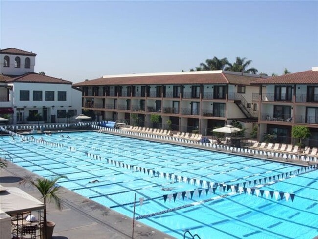 Building Photo - Los Caballeros #006