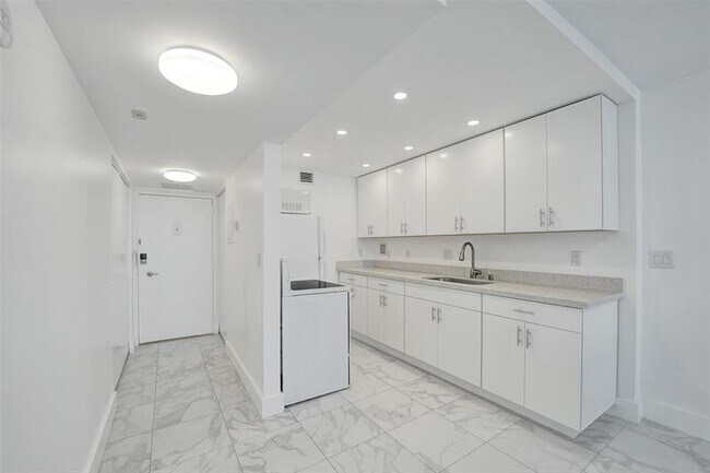 Building Photo - 3015 N Ocean Blvd