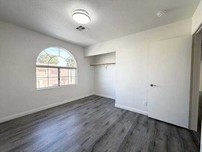 Building Photo - Beautifully renovated and move-in ready home located in the heart of Green Valley
