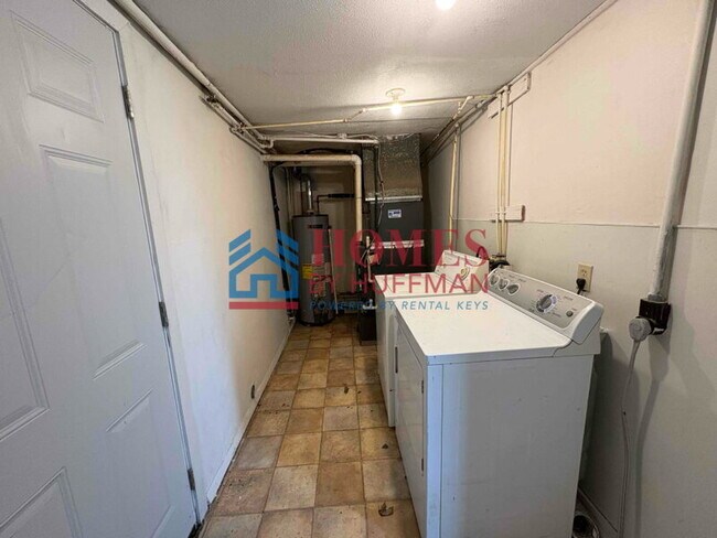 Building Photo - Three Bedroom House | Detached Garage