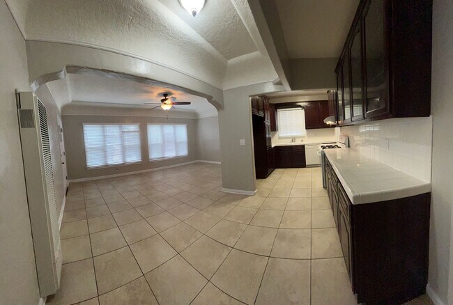 Building Photo - LARGE UPSTAIRS 2 BEDROOM 1 BATH, BUILDING ...