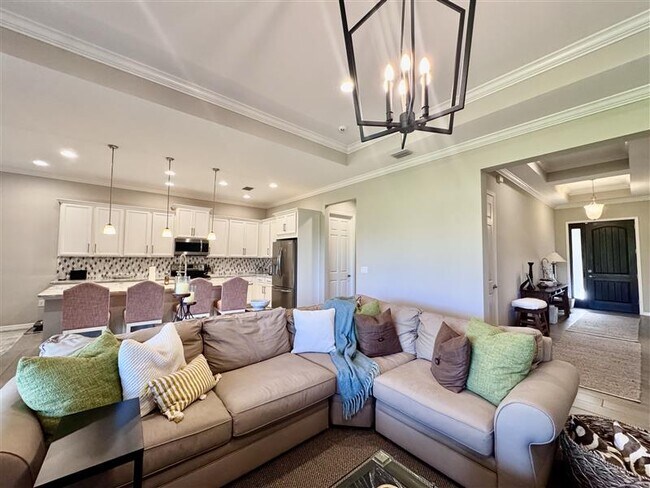 Building Photo - 380 Maraviya Blvd