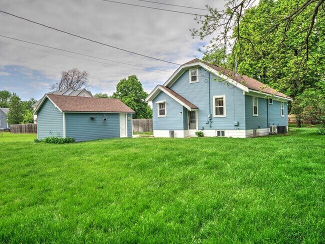 Building Photo - 3 Bedroom / 1 Bath Home with Washer/Dryer ...