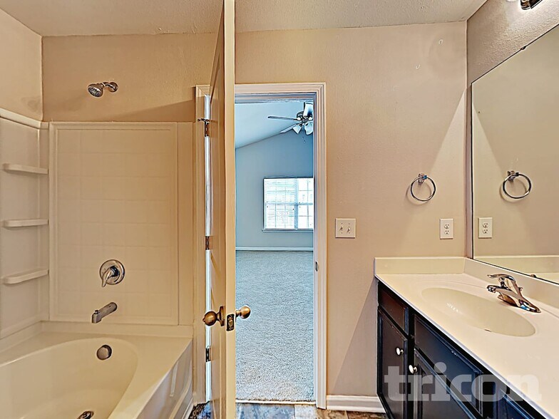 Building Photo - 2414 Dewey Creek Ln