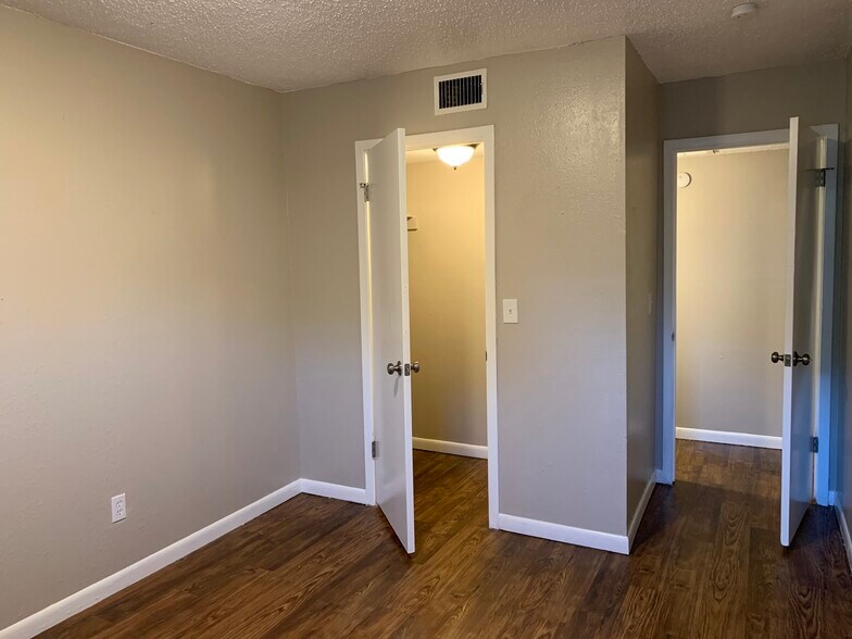 Walk in closets in each bedroom - 2142 W Brooks St