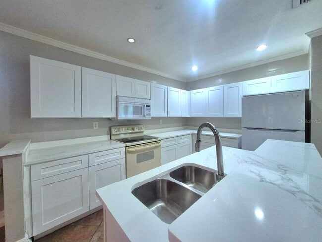 Building Photo - 314 E Park Ave