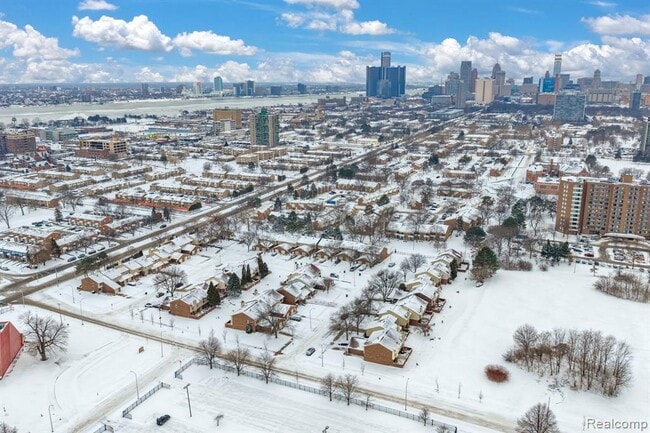 Building Photo - 3170 Woods Cir Dr