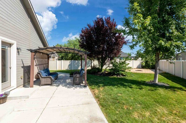 Building Photo - Beautiful 6 bed 2.5 bath home located in t...